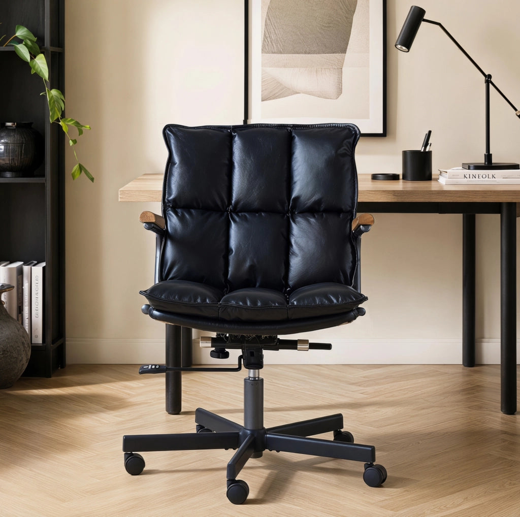 Sedia da ufficio in pelle nera con ruote e braccioli in legno