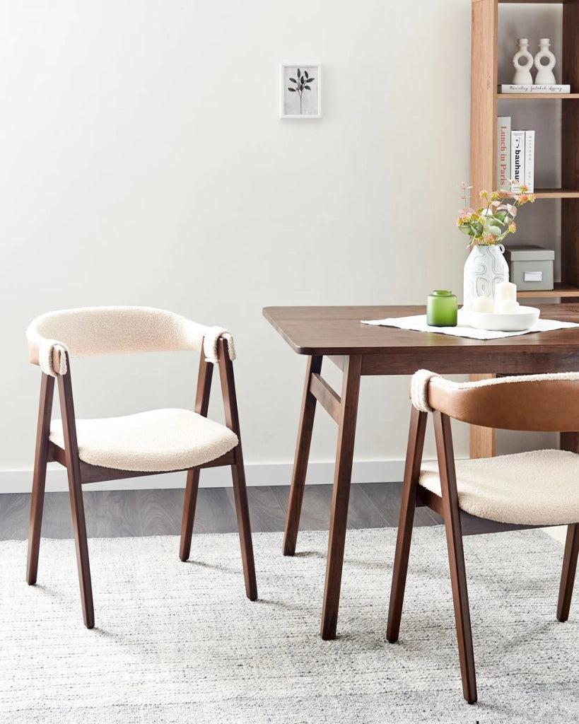 Set di 2 sedie da pranzo in legno scuro  e compensato beige in tessuto boucle di poliestere Gambe in legno di gomma Stile tradizionale retrò