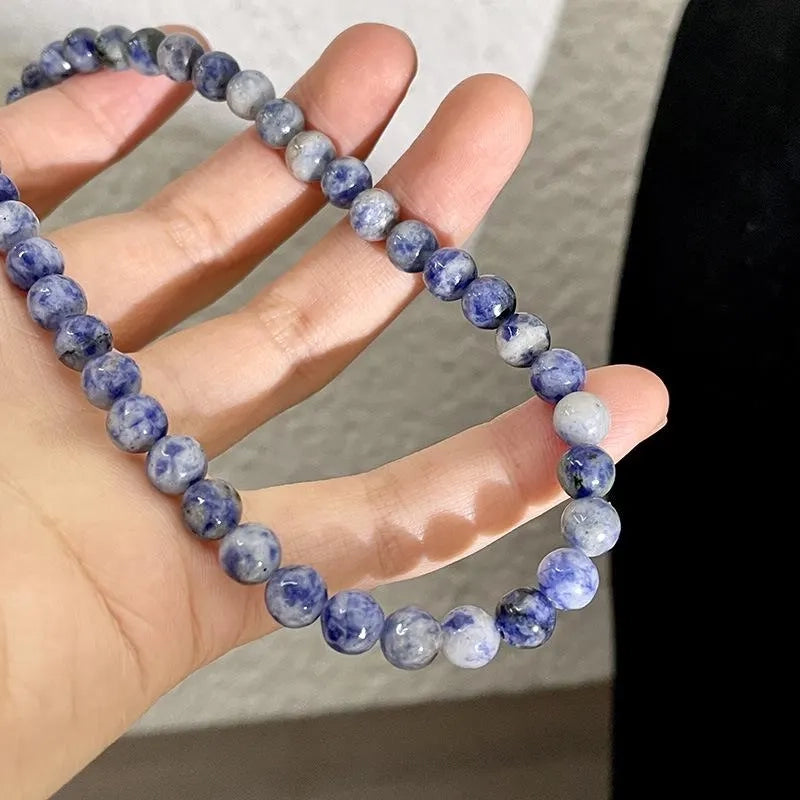 Collana in porcellana sfumata fatta a mano: gioiello impilabile con perline irregolari