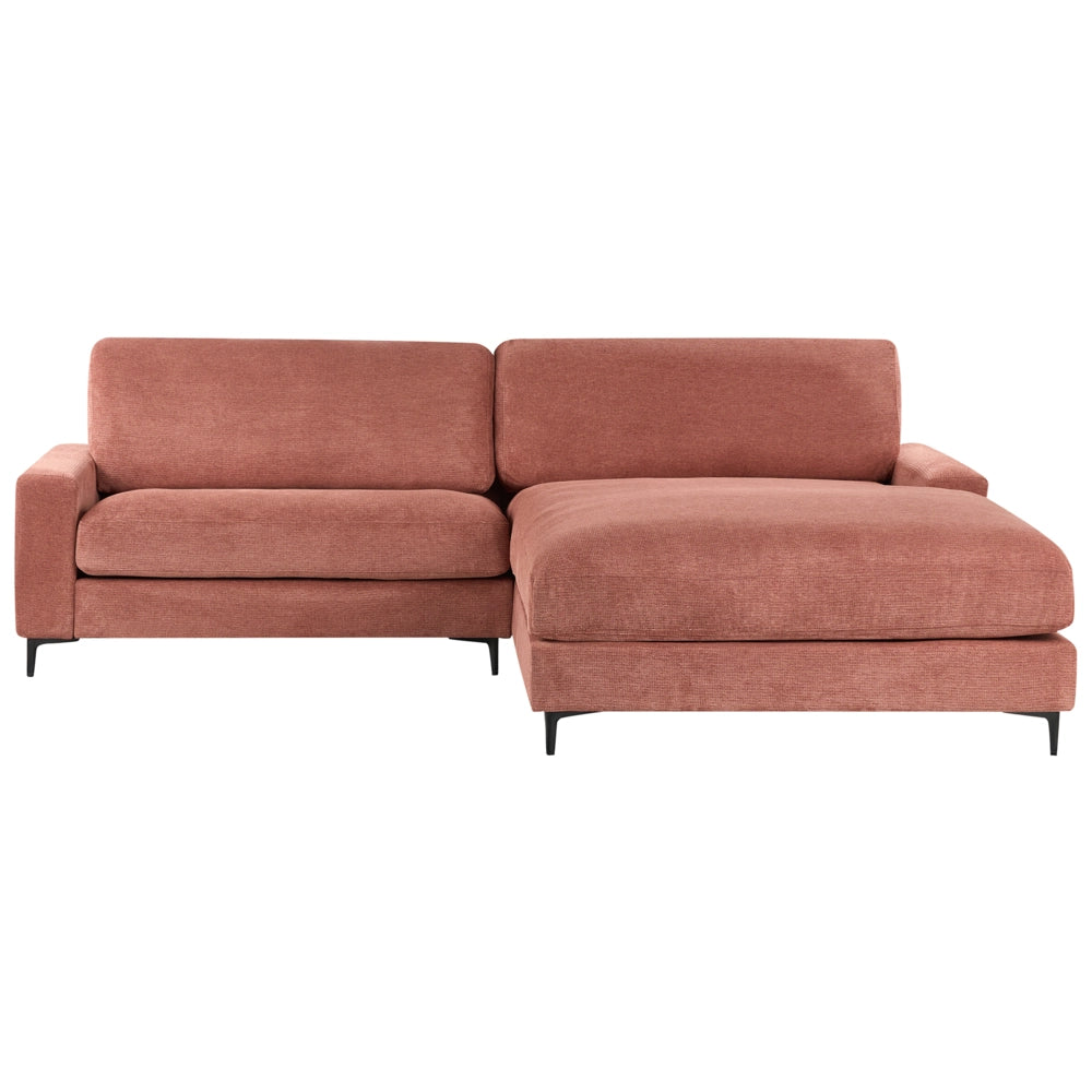 Divano angolare in tessuto rosso lato sinistro con schienale imbottito e finitura idrorepellente con gambe in metallo nero soggiorno in stile moderno