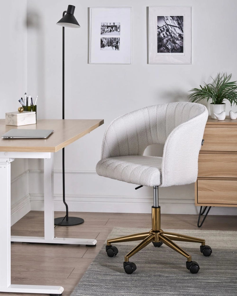 Moderna poltrona girevole da ufficio con braccioli e altezza regolabile Boucle bianco sporco