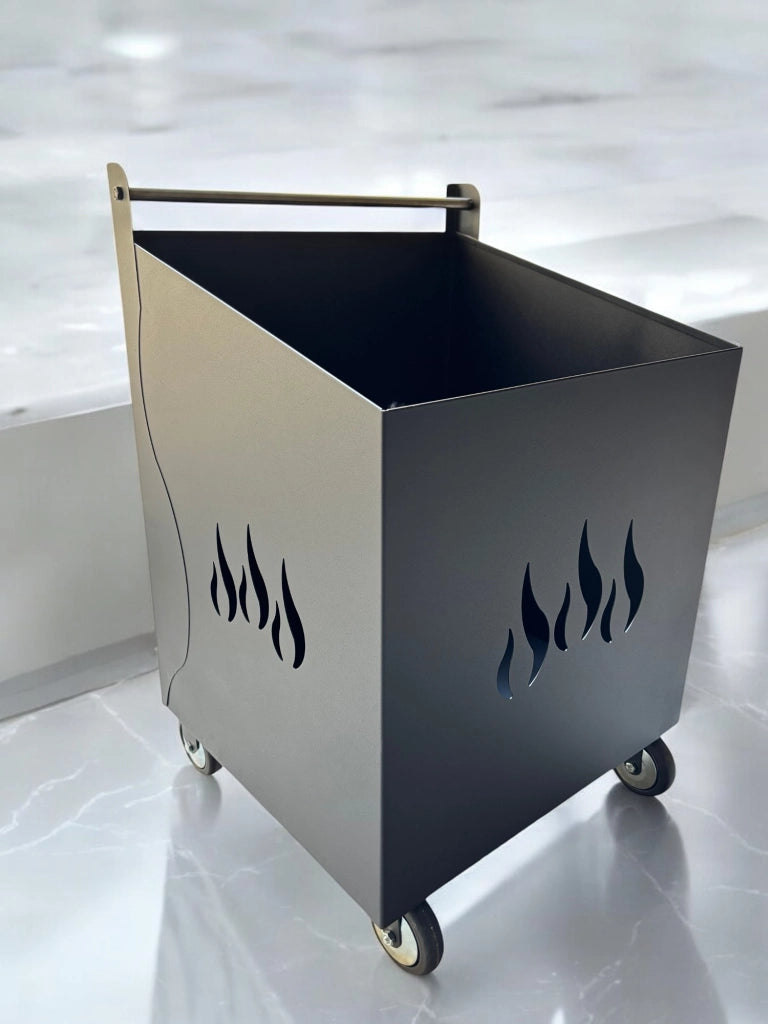 Porta Legna con Ruote, Porta Pellet, in Ferro Battuto, Grigio antracite, 42x37x62h cm, Motivo Fiamma, Per Camino e Stufe