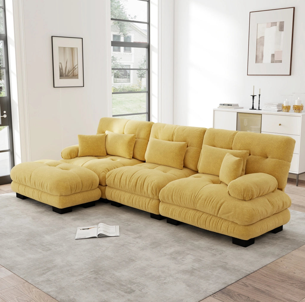 Divano modulare angolare con pouf mobili in ciniglia gialla; seduta profonda stile cloud