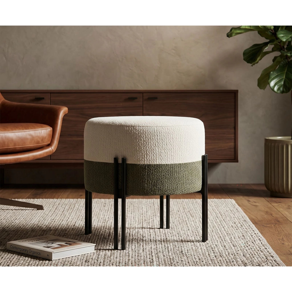 Pouf moderno bicolore crema e verde con struttura in ferro nero