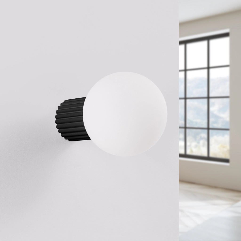 Applique moderna nera rigata, globo vetro G9 IP44 SFERA