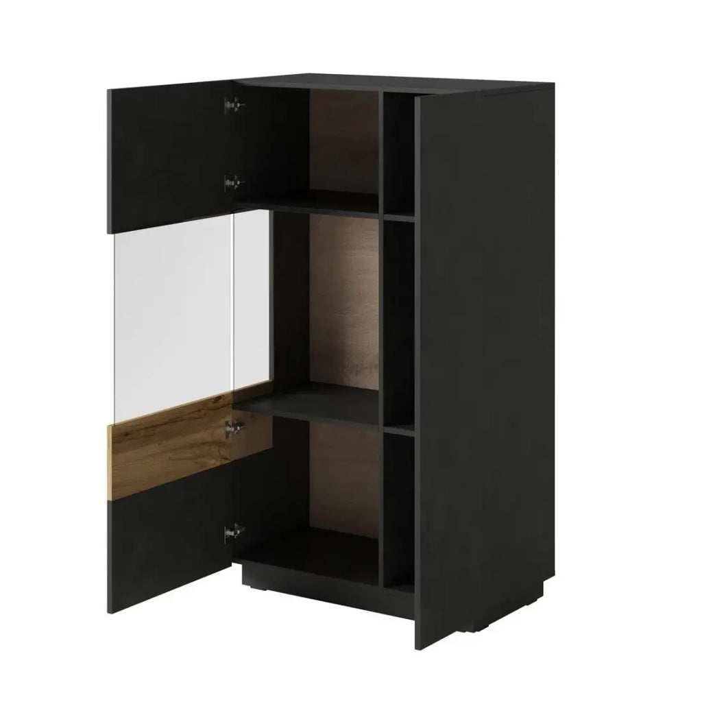 Credenza alta con collezione KILES a due porte. Colori grigio antracite e rovere. Porta a vetro sulla sinistra.