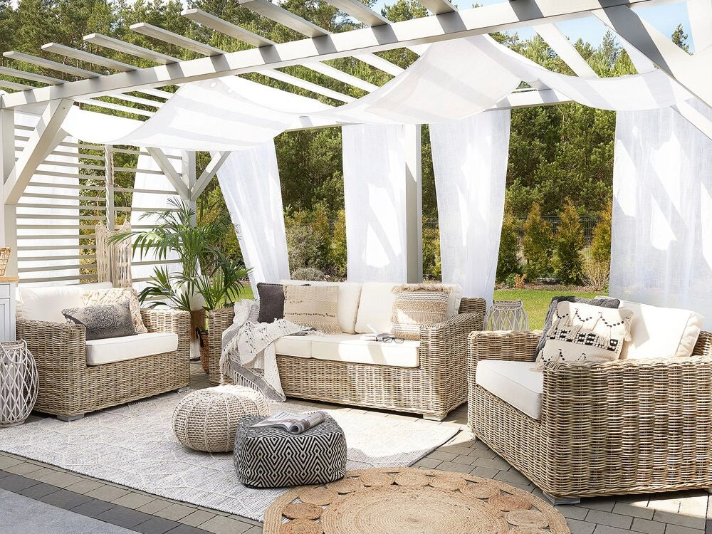 Set conversazione da giardino marrone con cuscini bianchi da esterno in rattan a 4 posti