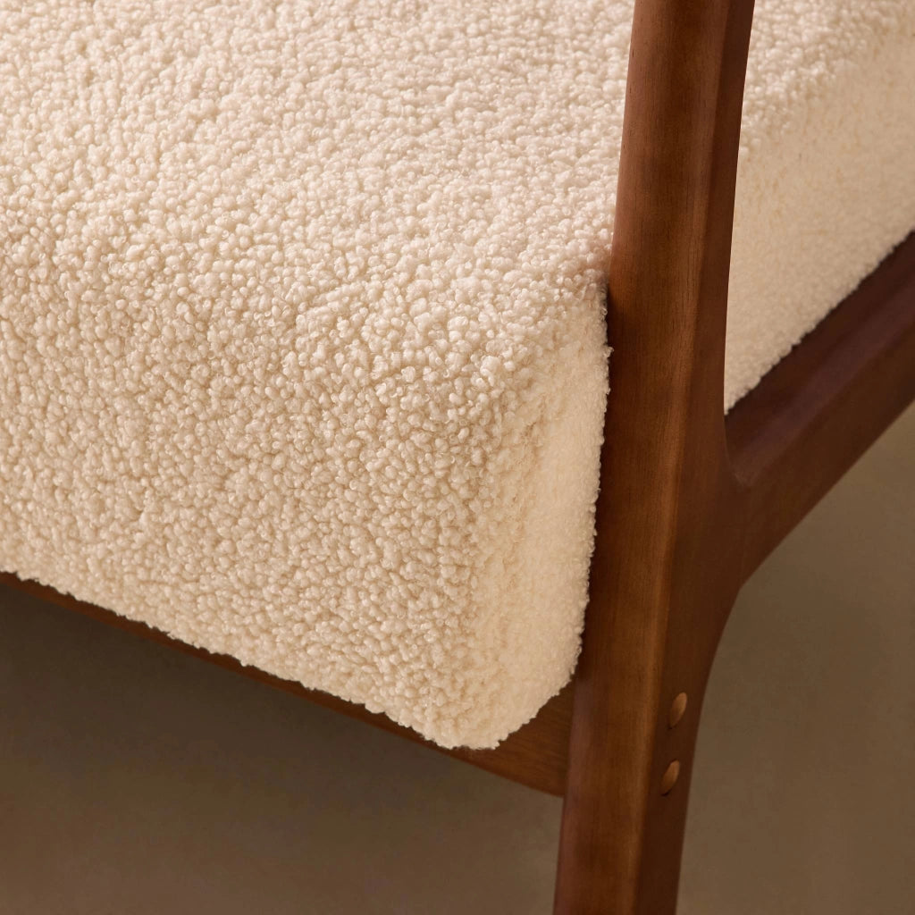 Divano in tessuto bouclé con gambe in legno tinto noce chiaro, 2