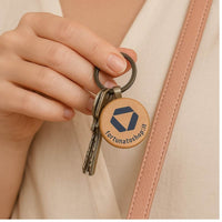 Portachiavi rotondo personalizzato in legno con logo geometrico blu scuro