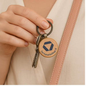Portachiavi rotondo personalizzato in legno con logo geometrico blu scuro