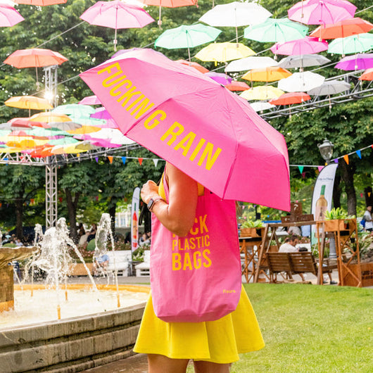 Ombrello con scritta "Fucking Rain" rosa