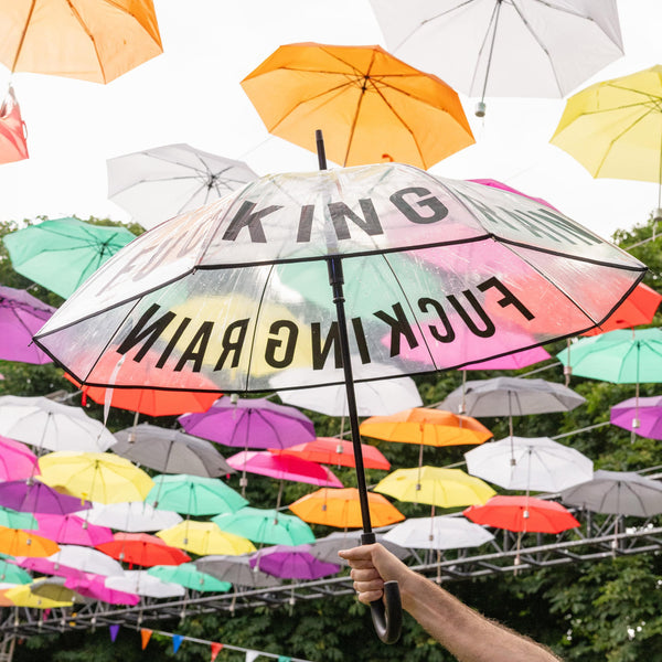 ombrello trasparente con scritta "Fucking Rain"