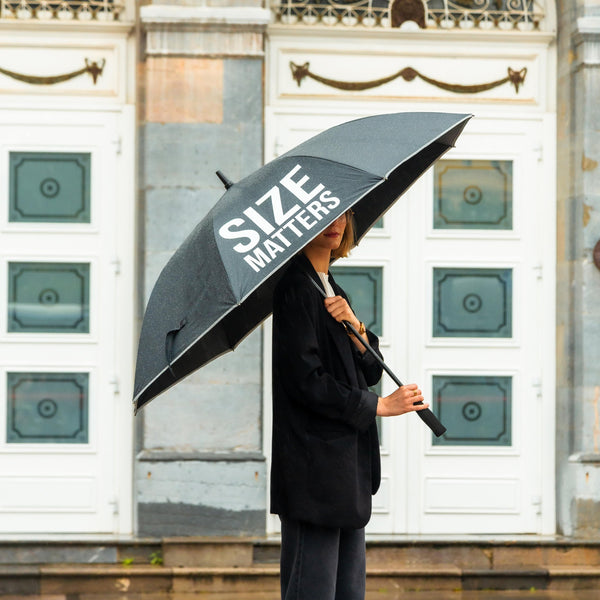 Ombrello gigante con scritta "Size matters"