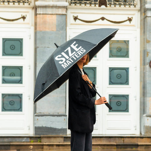 Ombrello gigante con scritta "Size matters"