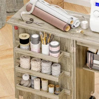 Tavolo da cucito pieghevole mobile da cucito a ribalta con contenitori, scaffale aperto e ruote effetto legno grigio