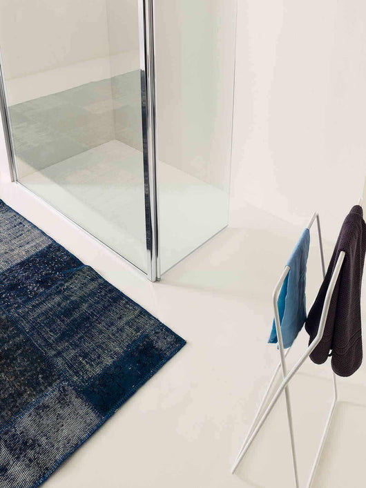 Inda - Piantana con 2 porta asciugamani in ottone bianco opaco