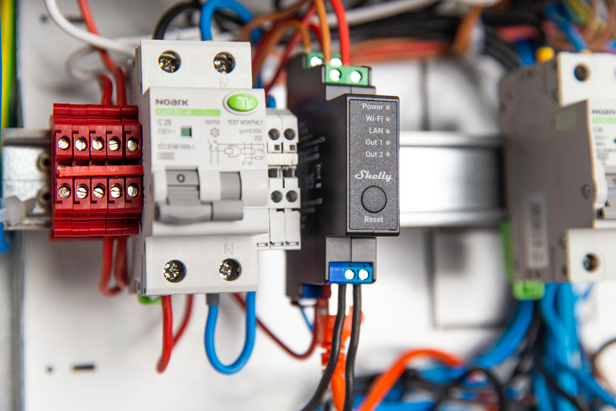 SHELLY PRO 2PM rel√® montabile su guida DIN, 2 canali, Wi-Fi, LAN e Bluetooth, controllo tapparelle, controllo consumi