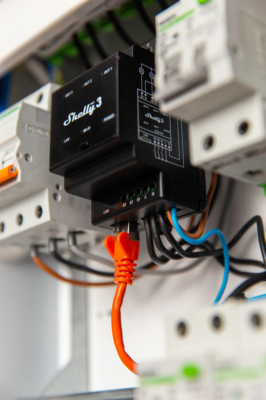 Shelly PRO 3, Rel√® WiFi, LAN Bluetooth, 3 Canali, guida DIN, controllo apparecchi ad  uso residenziale e commerciale