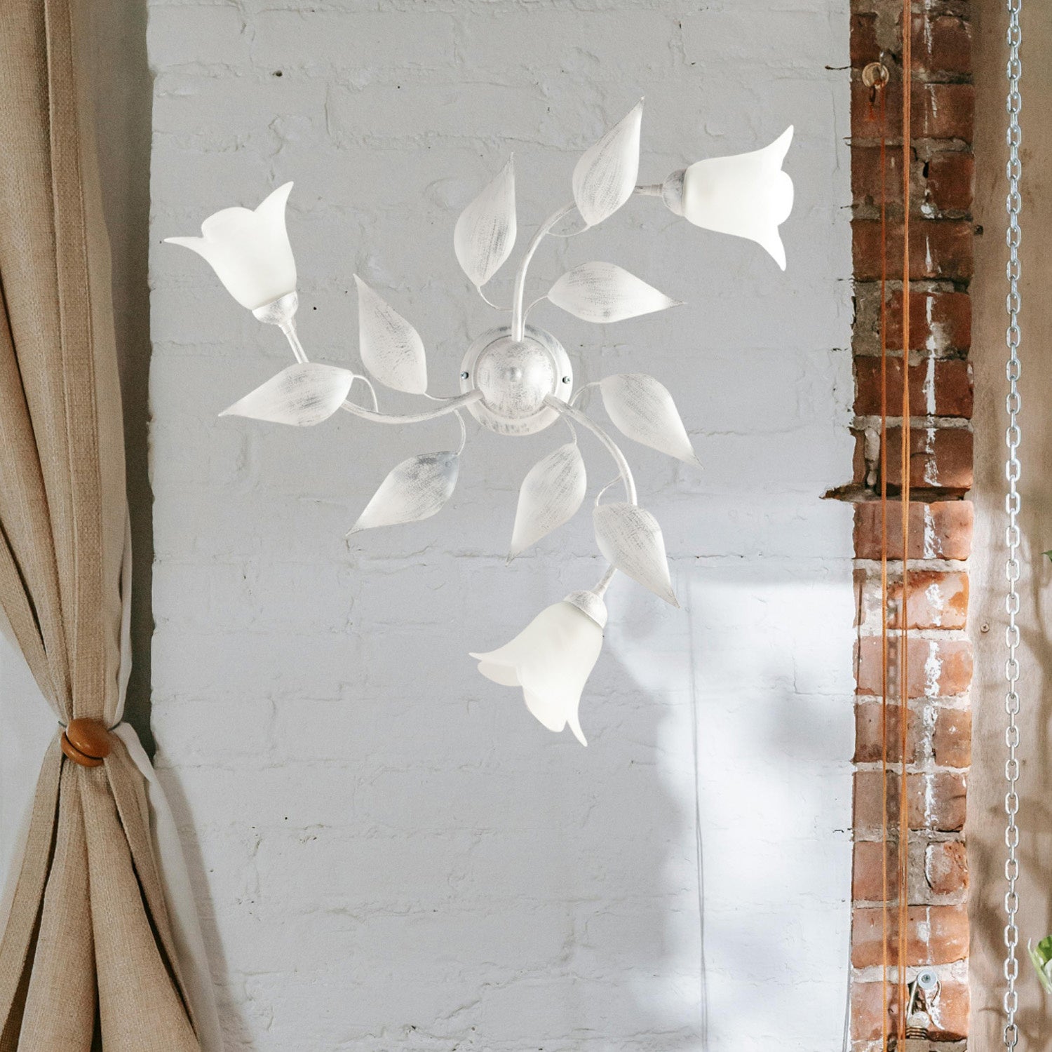 Plafoniera 3 Luci Olga Ferro Battuto E Vetro Bianco E Argento