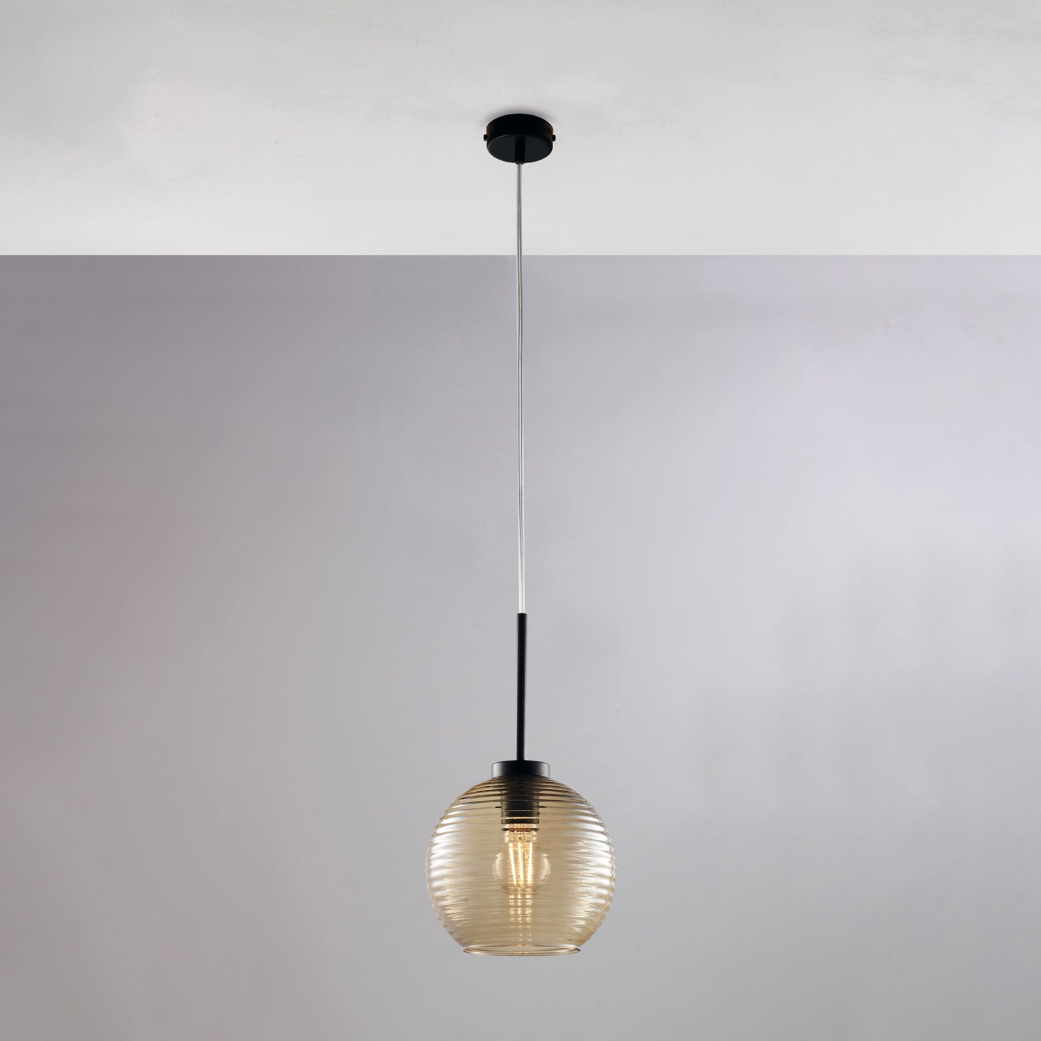 Sospensione Moderna Ankara 1 Luce Ferro Nero Vetro Soffiato Ambra