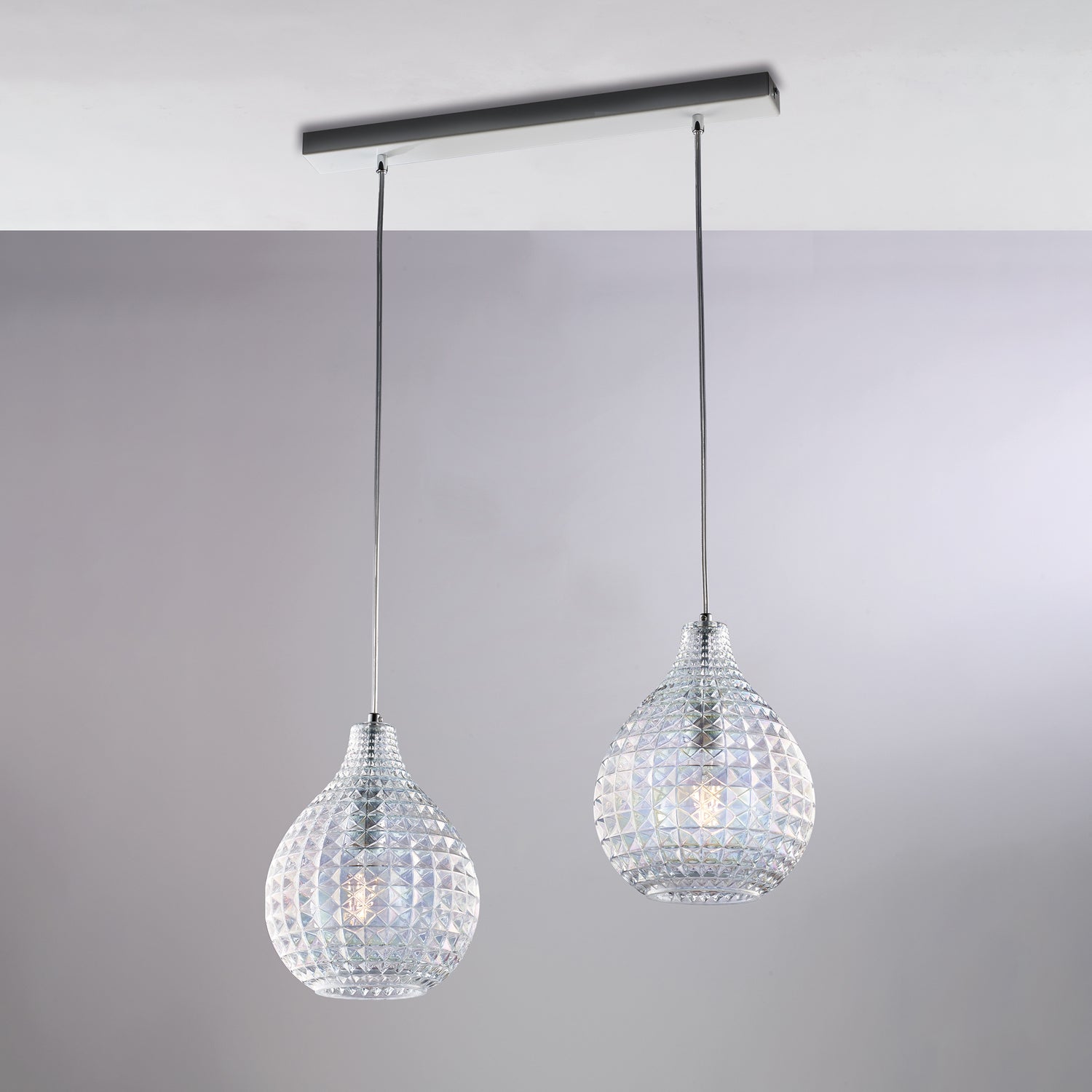 Diamante Binario in ferro bianco e montatura cromo con cavi regolabili e diffusori in vetro soffiato trasparente con dec. effetto cristallo 2 luci
