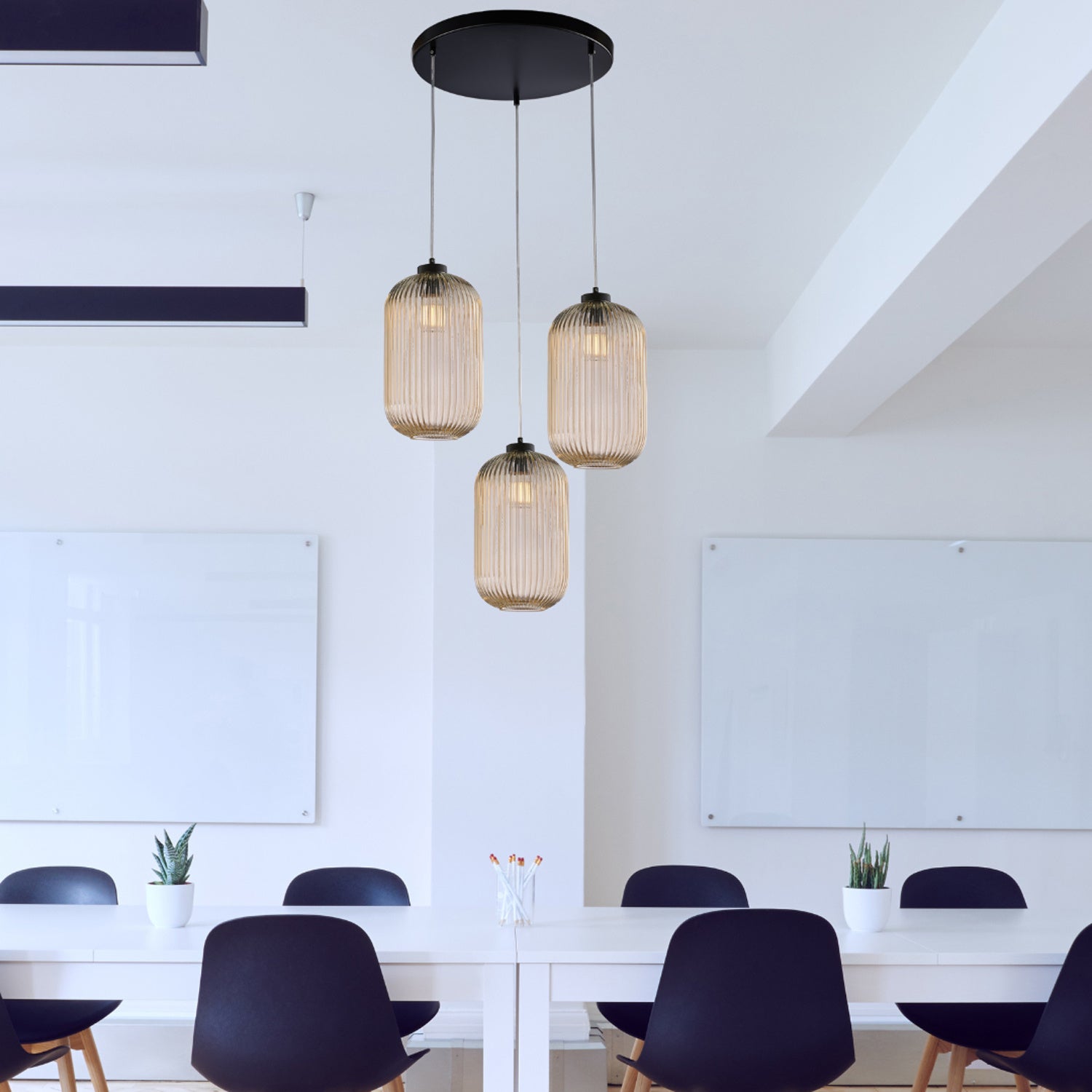 Sospensione 3 Luci Krizia In Ferro Bianco E Vetro Ambra Effetto Plisse'