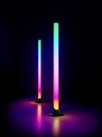 BOY SET 2 LAMPADE DA TAVOLO LED 10W  CON TELECOMANDO MULTIFUNZIONE LUCE BIANCA + RGB CON LUCE DINAMICA E CONTROLLO DEL SUONO RICARICABILI USB H. 55CM DIMMERABILE