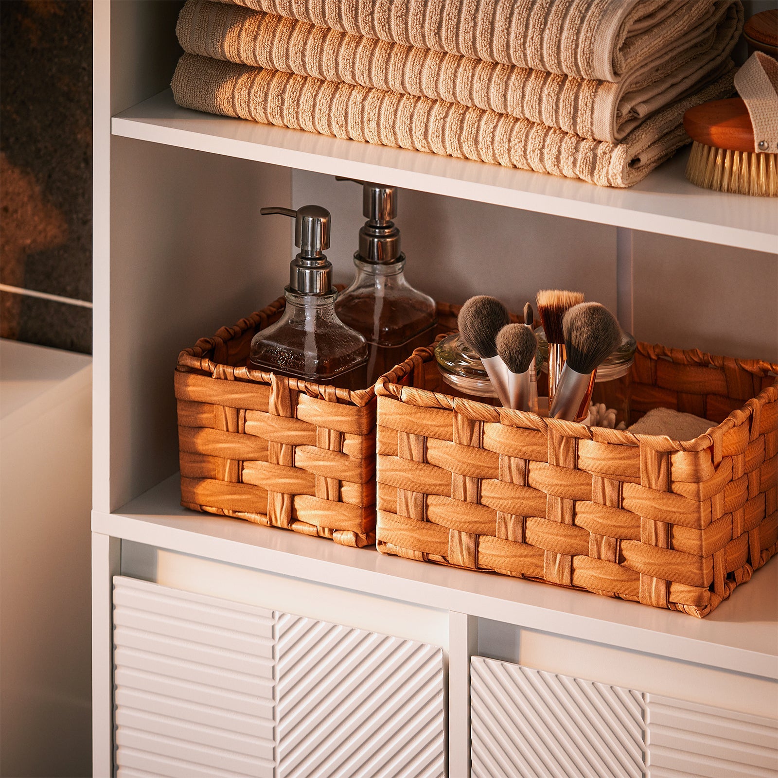 Mobiletto Alto da Bagno con Cesto per Biancheria, Armadietto per Lavanderia Bianco 60x30x170cm BZR155-W