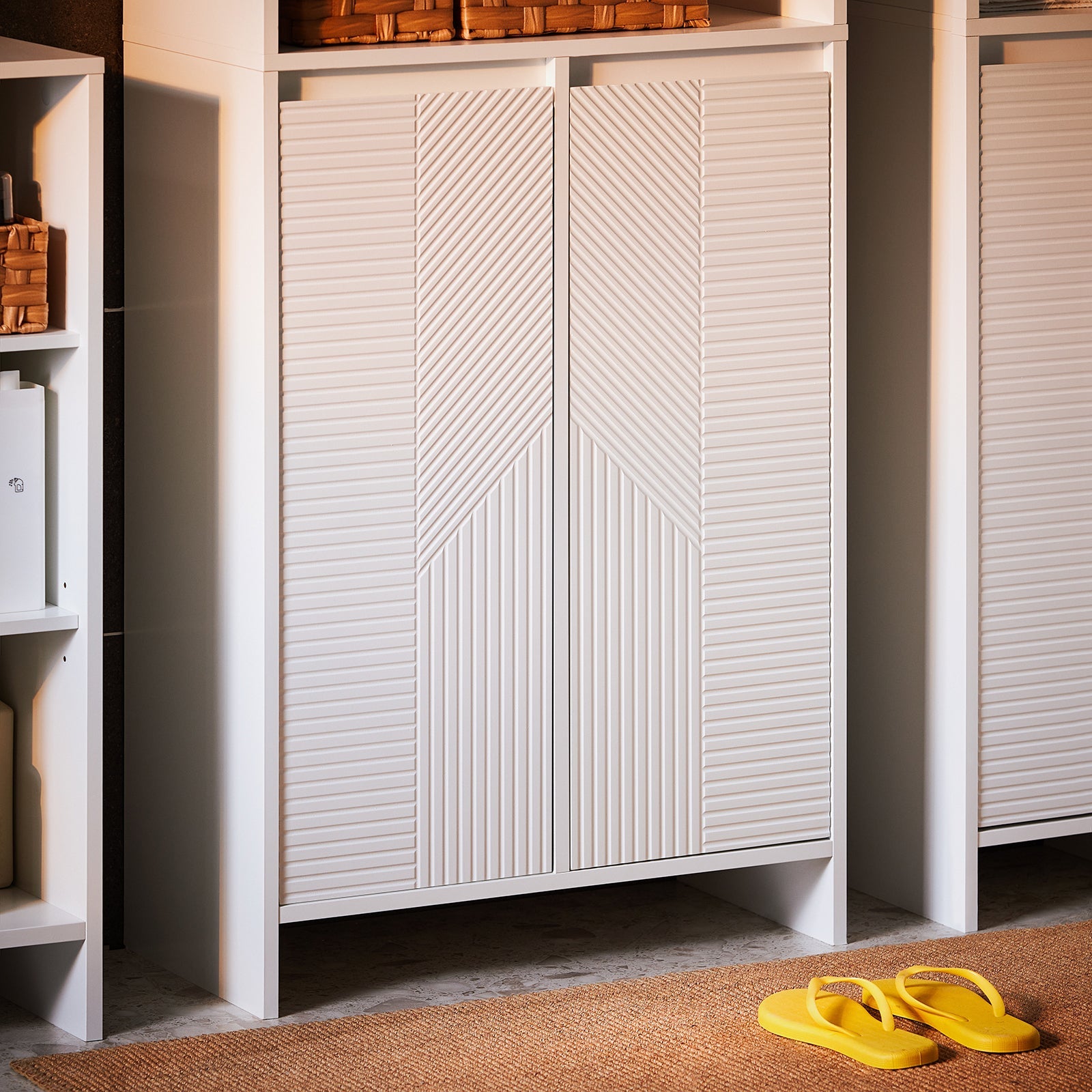 Mobiletto Alto da Bagno con Cesto per Biancheria, Armadietto per Lavanderia Bianco 60x30x170cm BZR155-W