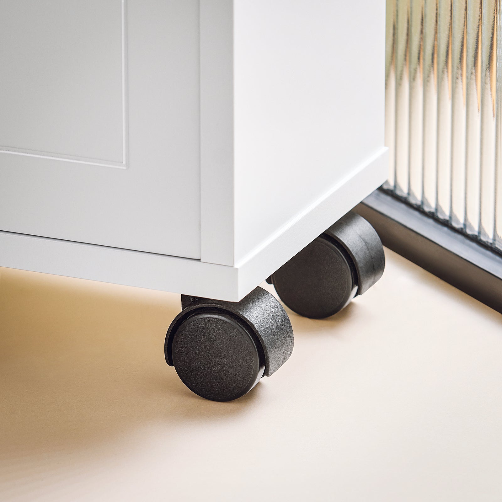 Carrellino salvaspazio Portarotolo e Portascopino con ruote bianco L17*P52*A67 cm BZR31-W