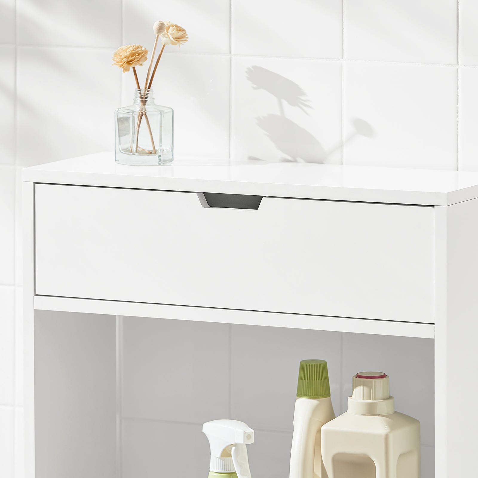 Mobiletto da bagno Portaoggetti Bagno Portarotolo e Portascopino Mobiletto salvaspazio con 1 ripiano aperto e 1 cassettiera, 55x20x60cm BZR48-W