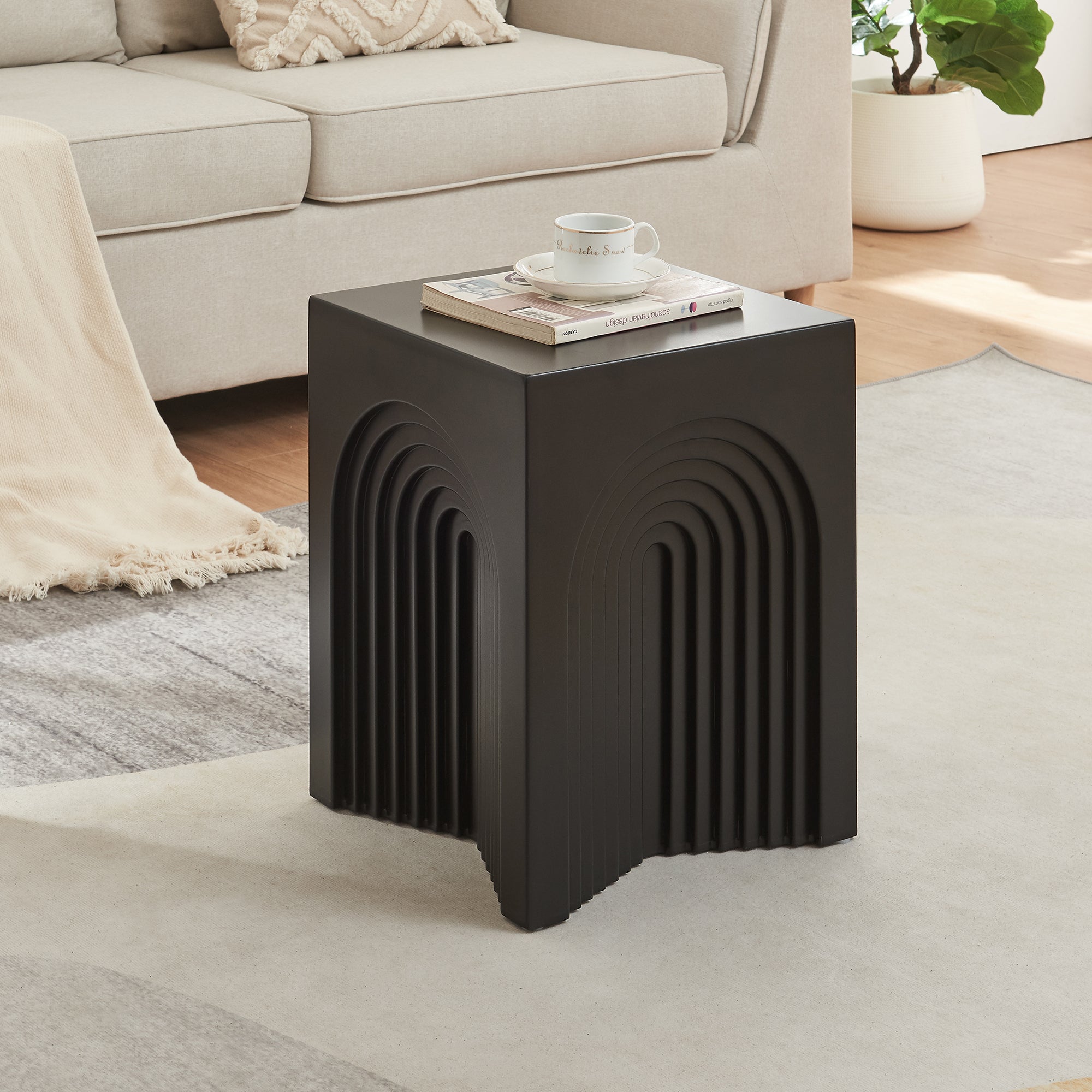 Tavolino Cubo Elverumn con Design Arcuato 45x35x35 cm Nero [en.casa]