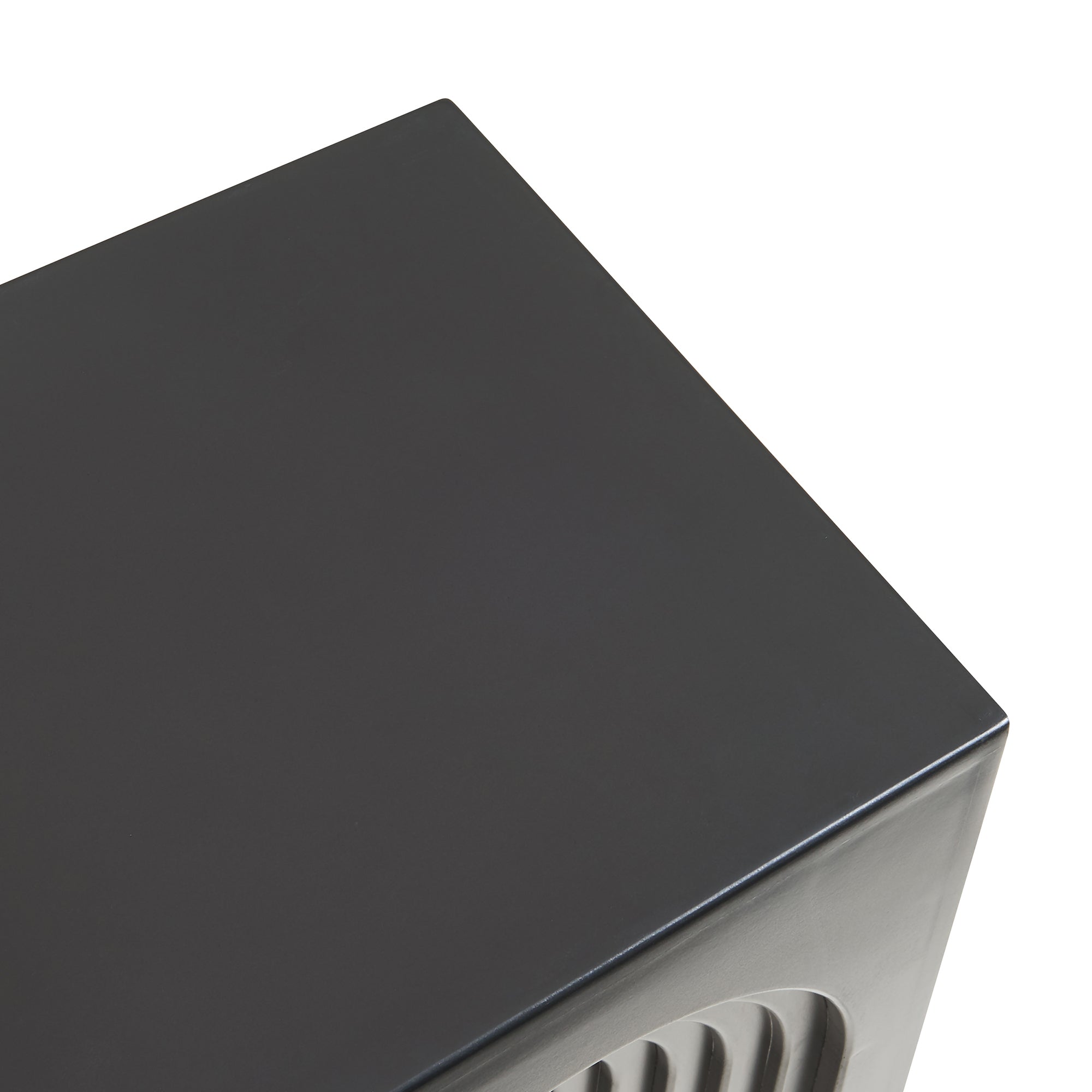 Tavolino Cubo Elverumn con Design Arcuato 45x35x35 cm Nero [en.casa]