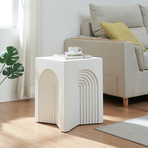 Tavolino Cubo Elverumn con Design Arcuato 45x35x35 cm Bianco [en.casa]