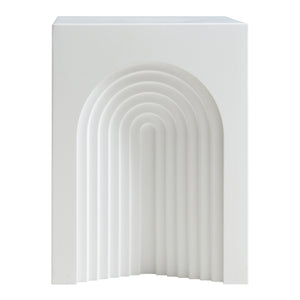 Tavolino Cubo Elverumn con Design Arcuato 45x35x35 cm Bianco [en.casa]