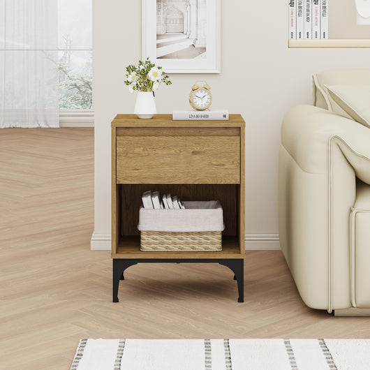 Tavolino Laterale Kistiandi Comodino con Cassetto 62 x 46 x 40 cm - Effetto Rovere Scuro [en.casa]