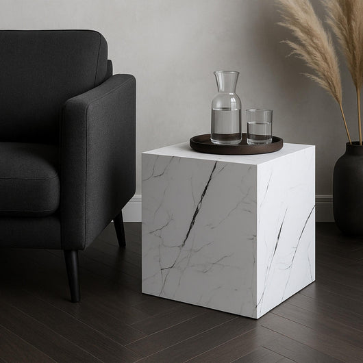 Tavolino Ellelu a Forma di Cubo 45 x 40 x 40 cm - Effetto Marmo Bianco [en.casa]