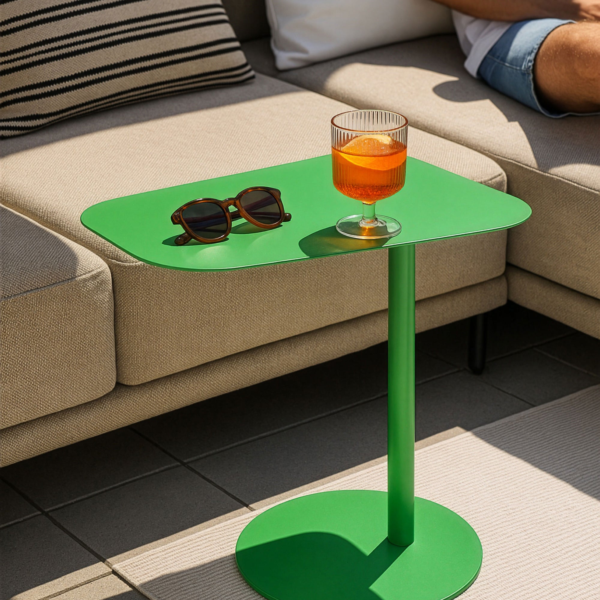 Tavolino Laterale da Divano Nastätten Metallo Piano Trapezoidale - Verde Mela Opaco [en.casa]