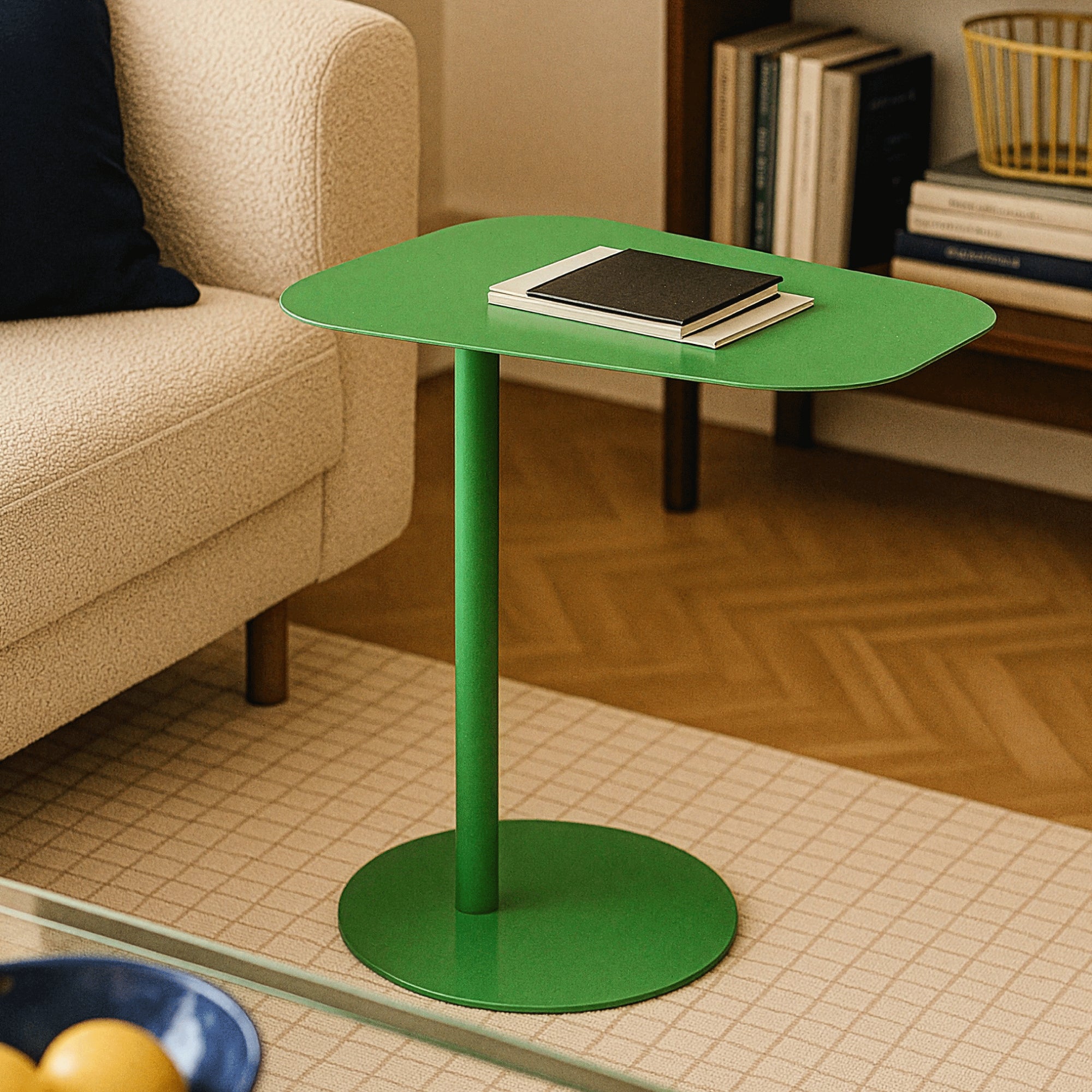 Tavolino Laterale da Divano Nastätten Metallo Piano Trapezoidale - Verde Mela Opaco [en.casa]