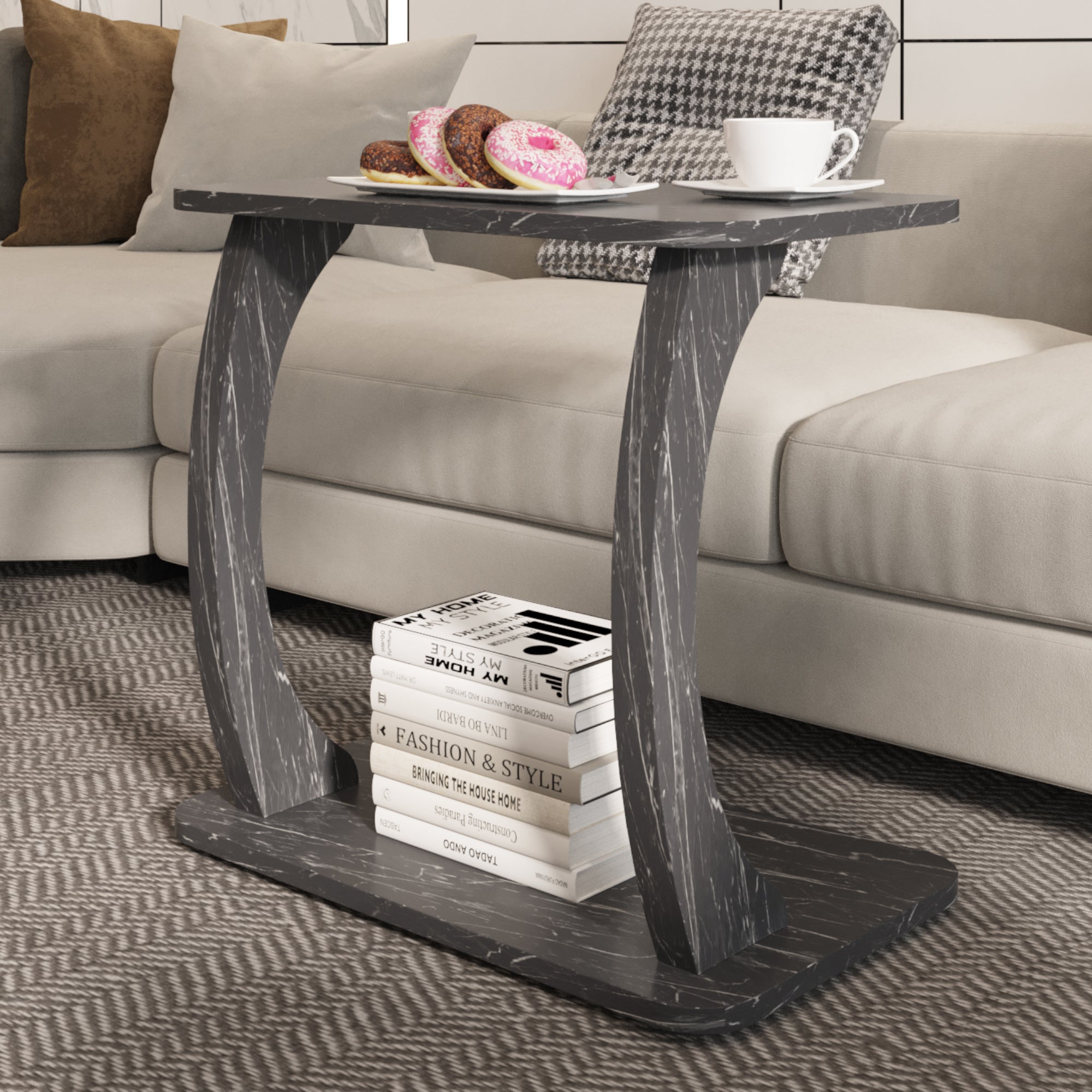 Tavolino Laterale Stattela a Forma di C con Rotelle 59 x 35 x 56 cm - Effetto Marmo Nero [en.casa]
