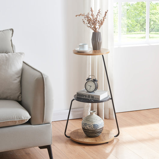 Tavolino Basso da Divano 'Sipoo' con Telaio in Metallo e 3 Piani d'Appoggio - Effetto Noce/Marmo Nero [en.casa]