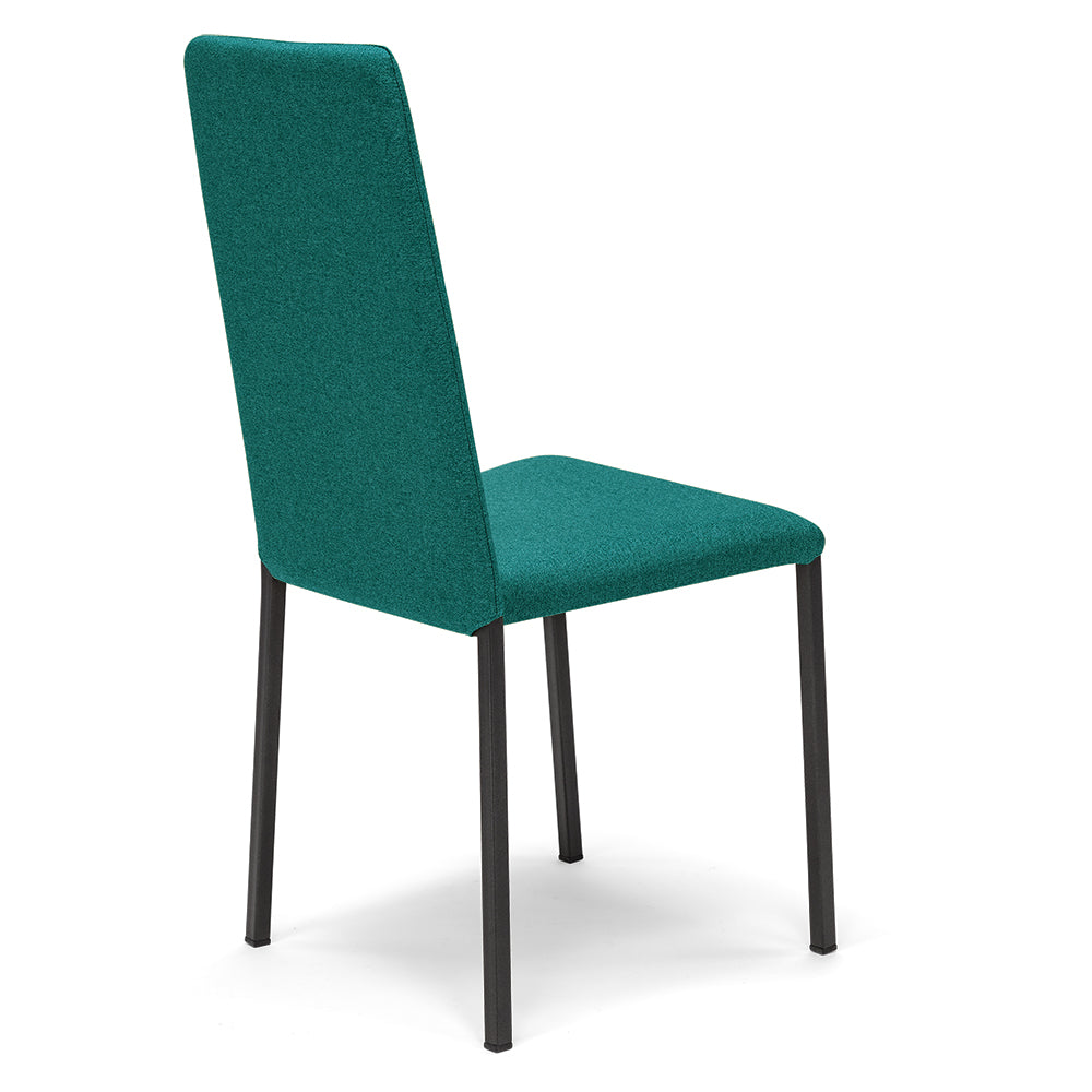 Sedia imbottita modello BETTY STYLE per interni, design moderno, gambe quadre in metallo, schienale e seduta rivestiti con tessuto morbido al tatto colore Petrolio