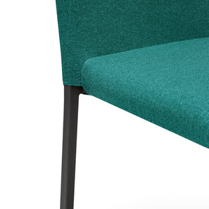 Sedia imbottita modello BETTY STYLE per interni, design moderno, gambe quadre in metallo, schienale e seduta rivestiti con tessuto morbido al tatto colore Petrolio