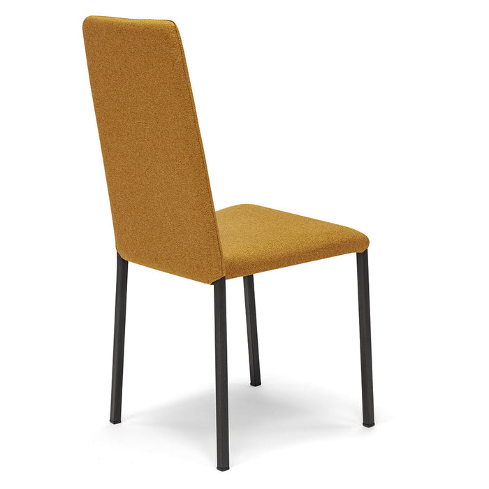 Sedia imbottita modello BETTY STYLE per interni, design moderno, gambe quadre in metallo, schienale e seduta rivestiti con tessuto morbido al tatto colore Ruggine