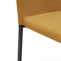 Sedia imbottita modello BETTY STYLE per interni, design moderno, gambe quadre in metallo, schienale e seduta rivestiti con tessuto morbido al tatto colore Ruggine