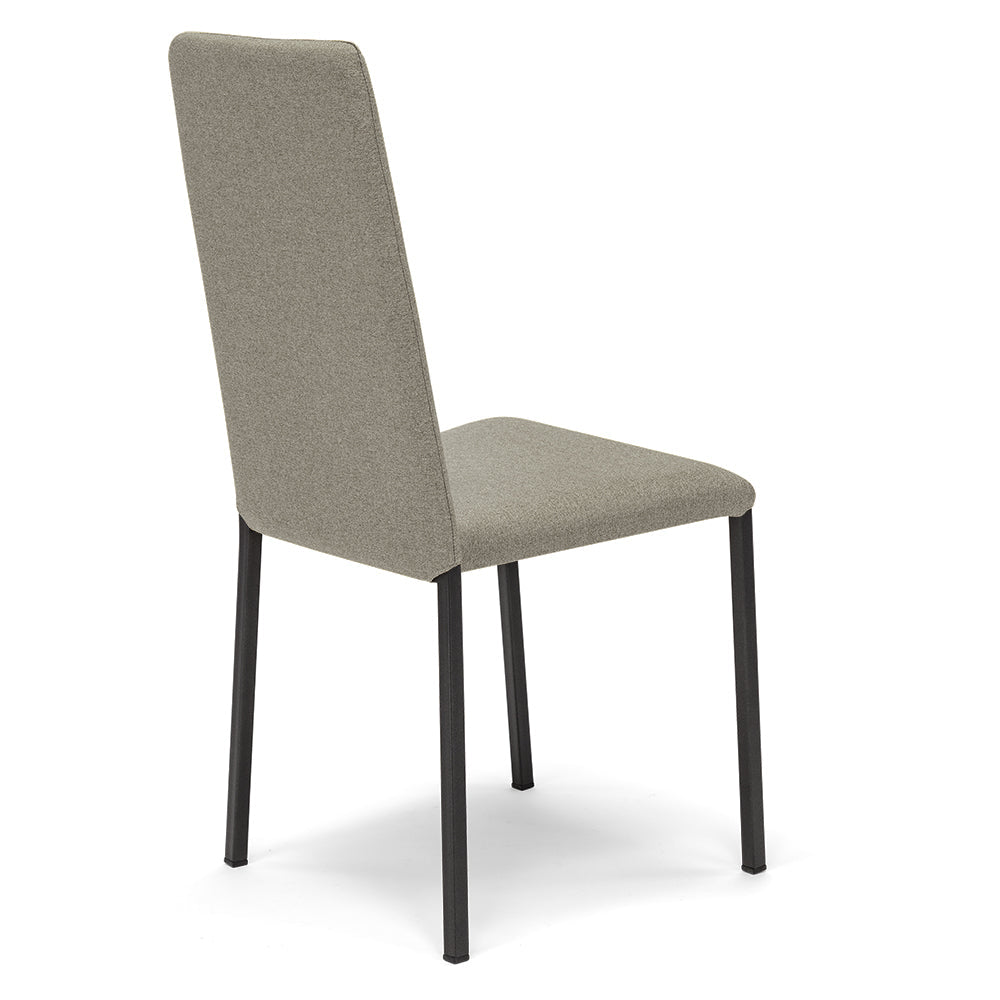 Sedia imbottita modello BETTY STYLE per interni, design moderno, gambe quadre in metallo, schienale e seduta rivestiti con tessuto morbido al tatto colore Terra