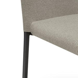 Sedia imbottita modello BETTY STYLE per interni, design moderno, gambe quadre in metallo, schienale e seduta rivestiti con tessuto morbido al tatto colore Terra