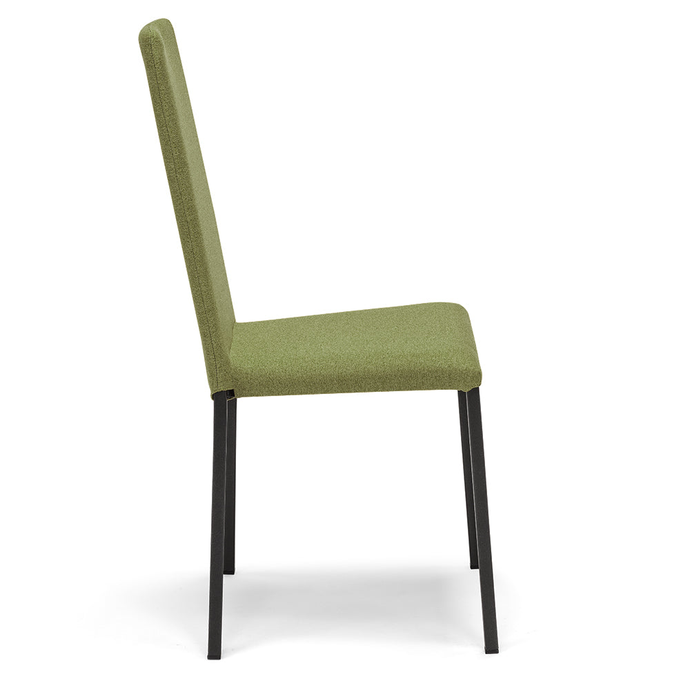 Sedia imbottita modello BETTY STYLE per interni, design moderno, gambe quadre in metallo, schienale e seduta rivestiti con tessuto morbido al tatto colore Verde Oliva