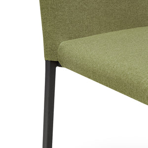 Sedia imbottita modello BETTY STYLE per interni, design moderno, gambe quadre in metallo, schienale e seduta rivestiti con tessuto morbido al tatto colore Verde Oliva