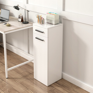 Libreria da 30x30x85 cm, in finitura bianca, ideale per ogni ambiente.